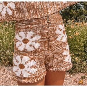 NWT Storia Daisy Print Zipper Front Sweater Knit Shorts , M